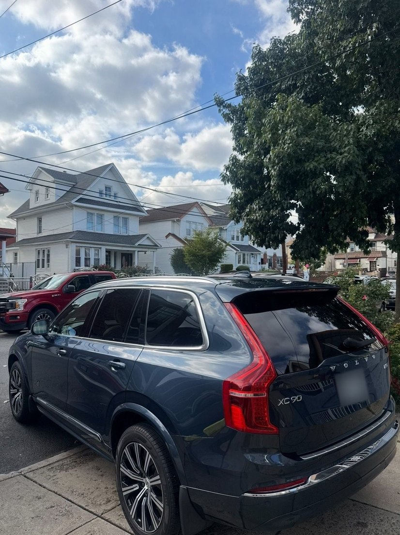 Dark blue Volvo XC90 after a full detail